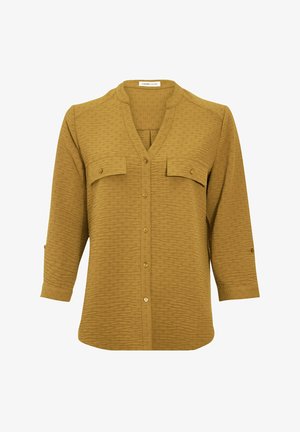 Sennepsfarvet skjorte med knaplukning, V-hals, trekvartærmer og to påsyede lommer på brystet, med en tekstureret stofkvalitet.