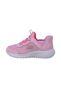 Zapatilla deportiva rosa con parte superior de malla, que presenta cordones, media suela blanca y suela texturizada. Destaca por su fabricación en materiales sintéticos y detalle de logotipo.