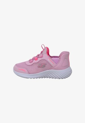 Zapatilla deportiva rosa con parte superior de malla, que presenta cordones, media suela blanca y suela texturizada. Destaca por su fabricación en materiales sintéticos y detalle de logotipo.
