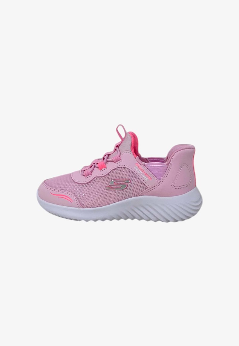 Zapatilla deportiva rosa con parte superior de malla, que presenta cordones, media suela blanca y suela texturizada. Destaca por su fabricación en materiales sintéticos y detalle de logotipo.