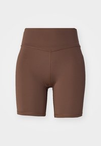 Shorts de sport bruns avec une taille haute, texture lisse et une coupe courte. Présentent des coutures plates pour le confort et la durabilité.