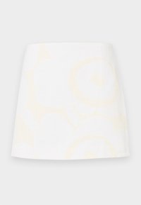 Λευκή μίνι φούστα από βαμβάκι με διακριτικό κίτρινο λουλουδένιο μοτίβο, με ίσια γραμμή και λεία υφή. Χωρίς ορατά μεταλλικά στοιχεία ή διακοσμητικά.