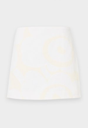 Bijela mini suknja od pamuka s nježnim žutim cvjetnim uzorkom, ravnog kroja i glatke teksture. Bez vidljivih kopči ili ukrasa.