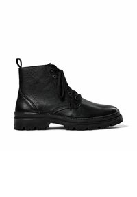 Botas de tobillo de cuero negro con un acabado texturizado, cuentan con cierre de cordones, una lengüeta para facilitar el calzado y una suela de goma resistente para mayor tracción.