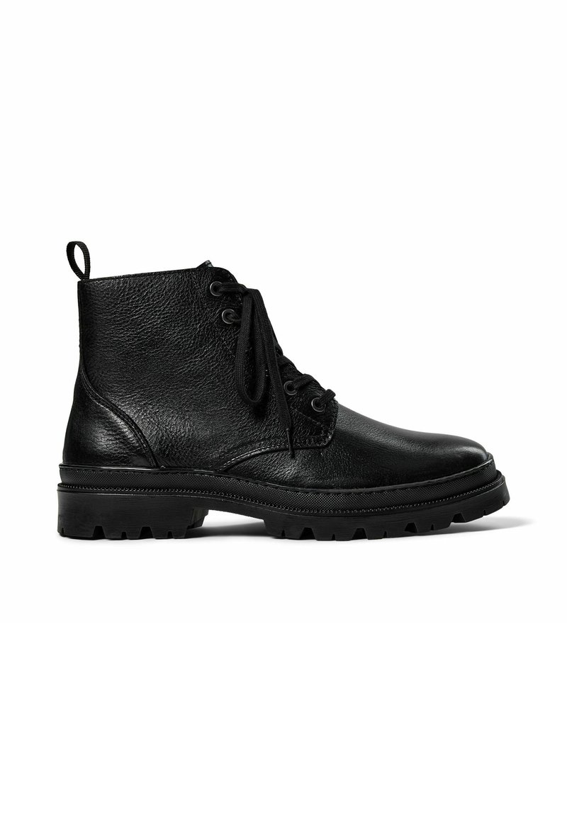 Botas de tobillo de cuero negro con un acabado texturizado, cuentan con cierre de cordones, una lengüeta para facilitar el calzado y una suela de goma resistente para mayor tracción.