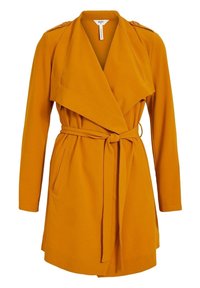 Musztardowożółty płaszcz trencz z kołnierzem szalowym, paskiem w talii, bocznymi kieszeniami i usztywnionymi ramionami. Wykonany z gładkiej, lekkiej tkaniny.