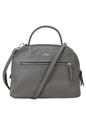Sac à main en cuir texturé gris avec une poignée supérieure, une poche zippée à l'avant, une bandoulière amovible et un logo argenté "s.Oliver".