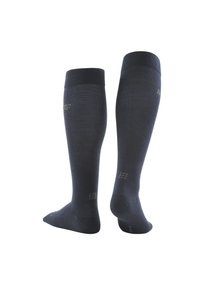 Kompressionssocken in dunkelblau, knielanger Ausführung. Hergestellt aus einem strukturierten Strickmaterial und mit verstärkten Zehen- und Fersenbereichen.