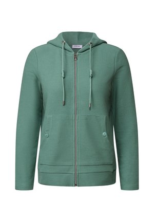 Sudadera verde con cremallera en el frente, capucha con cordón y dos grandes bolsillos frontales. Tejido texturizado con líneas horizontales sutiles y acentos plateados.