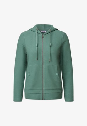 Sudadera verde con cremallera en el frente, capucha con cordón y dos grandes bolsillos frontales. Tejido texturizado con líneas horizontales sutiles y acentos plateados.
