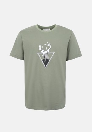 Πράσινο κοντομάνικο T-shirt με λευκή σιλουέτα ελαφιού και σκηνή δάσους μέσα σε τρίγωνο που δείχνει προς τα κάτω, στο κέντρο του μπροστινού μέρους.