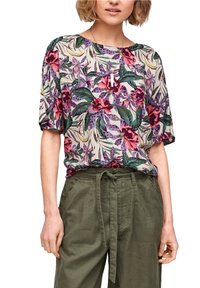 Blusa floreale in tessuto leggero con fiori vivaci rosa e viola e foglie verdi. Vestibilità ampia, maniche larghe e scollo arrotondato.