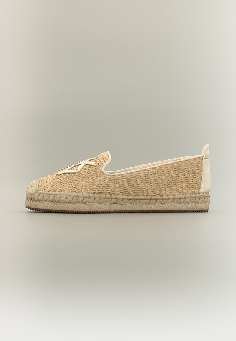 Μπεζ υφασμένο παπούτσι εσπαντρίγια με σόλα από τζουτ, λευκή επένδυση και λευκό κεντητό σχέδιο με στυλιζαρισμένο γράμμα στην μπροστινή επάνω πλευρά.