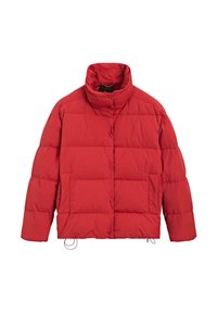Röd vadderad jacka med hög krage, knappar fram på bröstet, quiltat mönster och sidfickor. Tillverkad av lätt, strukturerat material.