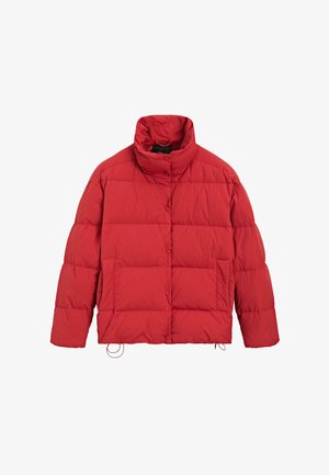 Rote Daunenjacke mit hohem Kragen, Brustknöpfen, gesteppter Musterung und seitlichen Taschen. Hergestellt aus leichtem, strukturiertem Material.