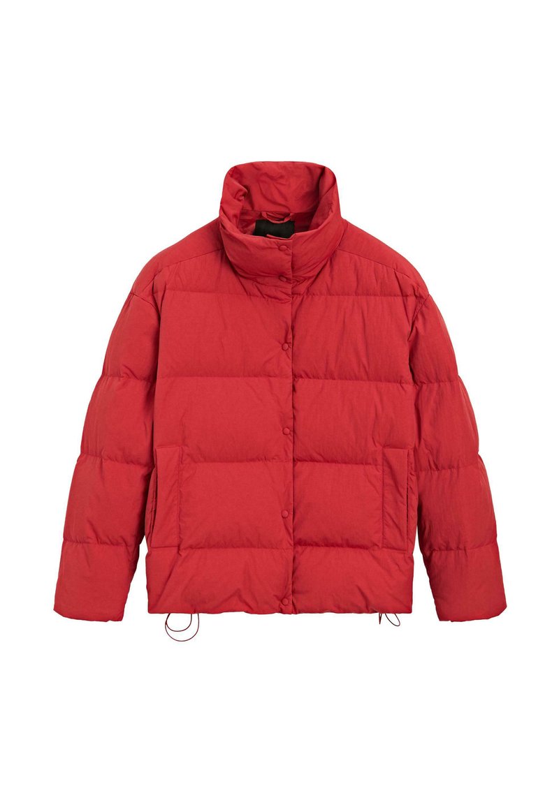 Röd vadderad jacka med hög krage, knappar fram på bröstet, quiltat mönster och sidfickor. Tillverkad av lätt, strukturerat material.