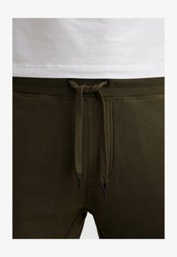 Sélectionné, olive night