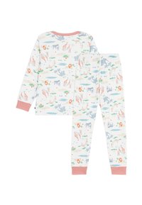 Σετ πυτζάμας με μακριά μανίκια, λευκό βασικό χρώμα με πολύχρωμα μοτίβα ζώων και τοπίων· κόκκινες ρίγες στα μανσόνια και τη μέση.
