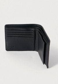 Μαύρο δερμάτινο πορτοφόλι με πολλαπλές θήκες καρτών, αναδιπλούμενο σχέδιο και ανάγλυφο λογότυπο της μάρκας. Λείο υφή με ελάχιστες λεπτομέρειες ραφής.