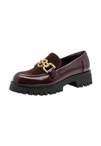 Loafer din piele patent burgund cu un panou din suede texturat și un detaliu din lanț auriu. Talpă groasă din cauciuc negru cu un model de profil.