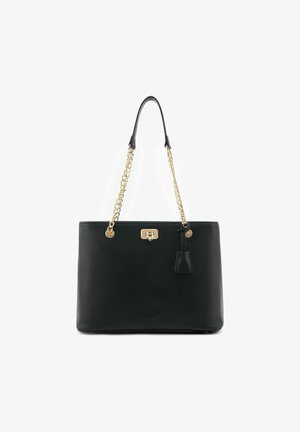 Borsa a tracolla in pelle nera con manici a catena dorata, chiusura dorata e una piccola targhetta in pelle appesa, mostrata su uno sfondo bianco.