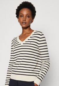 Tommy Hilfiger Strikkegenser - calico/desert sky