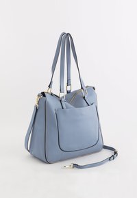 Sininen nahkalaukku, jossa on jämäkkä muotoilu. Laukussa on etutasku, kultaiset metalliosat ja kaksoiskahvat, joissa on säädettävä olkahihna.