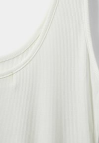 Fehér bordás trikó anyaga kerek nyakkivágással és finom függőleges csíkokkal, amely sima textúrával és enyhe rugalmassággal rendelkezik.