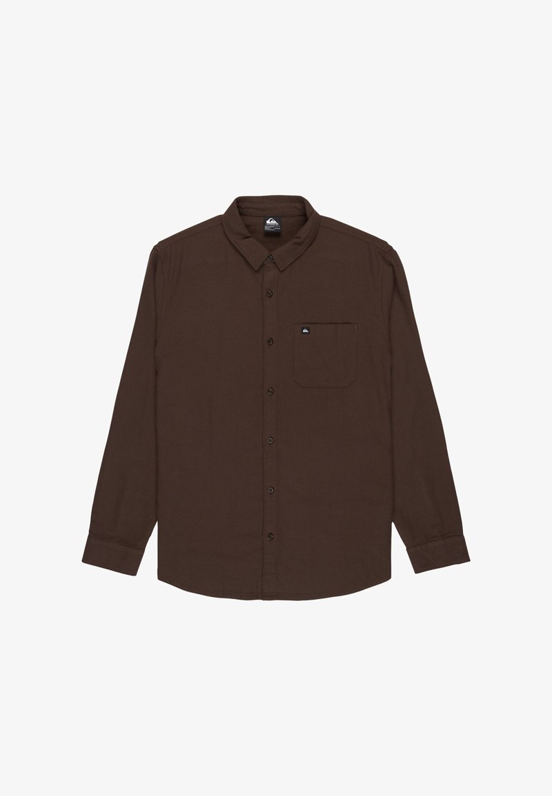 Camisa marrón de manga larga, diseño de botones, con un bolsillo en el pecho, cuello tipo polo, hecha de una tela suave con una textura sutil y un detalle de logo discreto.