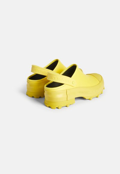 CAMPERLAB Clogs - gelb