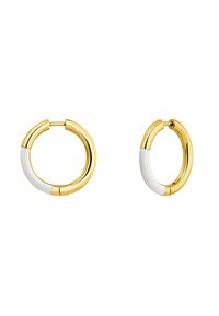 Pendientes de aro en tono dorado que presentan un acento de esmalte blanco, forma circular, textura suave y un cierre de broche seguro. Diámetro aproximadamente 2,5 cm.