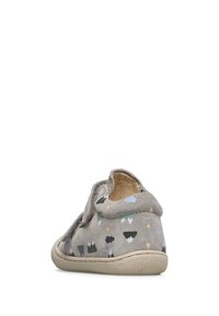 Scarpa per bambini in camoscio grigio con motivi di montagne e nuvole, dotata di una fascia in Velcro e una suola beige testurizzata, mostrata da un angolo posteriore.