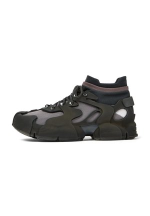 Schwarzer und grauer High-Top-Sneaker mit sockenähnlichem Strickkragen, Schnürung vorne und geformten Gummi-Overlays entlang der Sohle und Seiten.