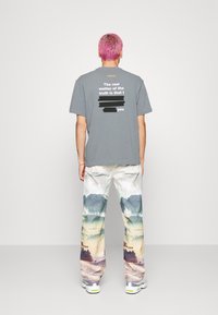 Only & Sons ONSOSRIS LIFE REDACT TEE - T-shirt estampada - stormy weather