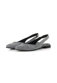 Scarpe slingback in tessuto grigio metallico con finitura testurizzata, punta affusolata e tacco basso nero. Presentano una tracolla regolabile.