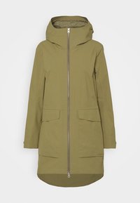 Długi oliwkowozielony parka z kapturem, z przodu na zamek błyskawiczny i czterema kieszeniami z klapami, przedstawiona na jednolitym białym tle.