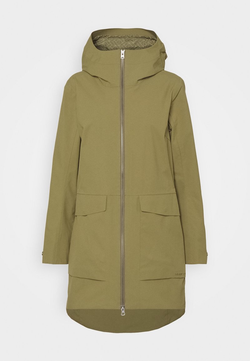 Długi oliwkowozielony parka z kapturem, z przodu na zamek błyskawiczny i czterema kieszeniami z klapami, przedstawiona na jednolitym białym tle.
