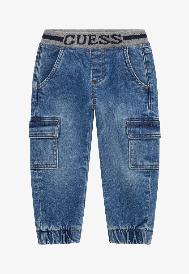 Pantaloni cargo in denim di colore azzurro chiaro con vita elastica grigia e logo "GUESS". Comprendono tasche laterali e polsini elasticizzati alle caviglie.