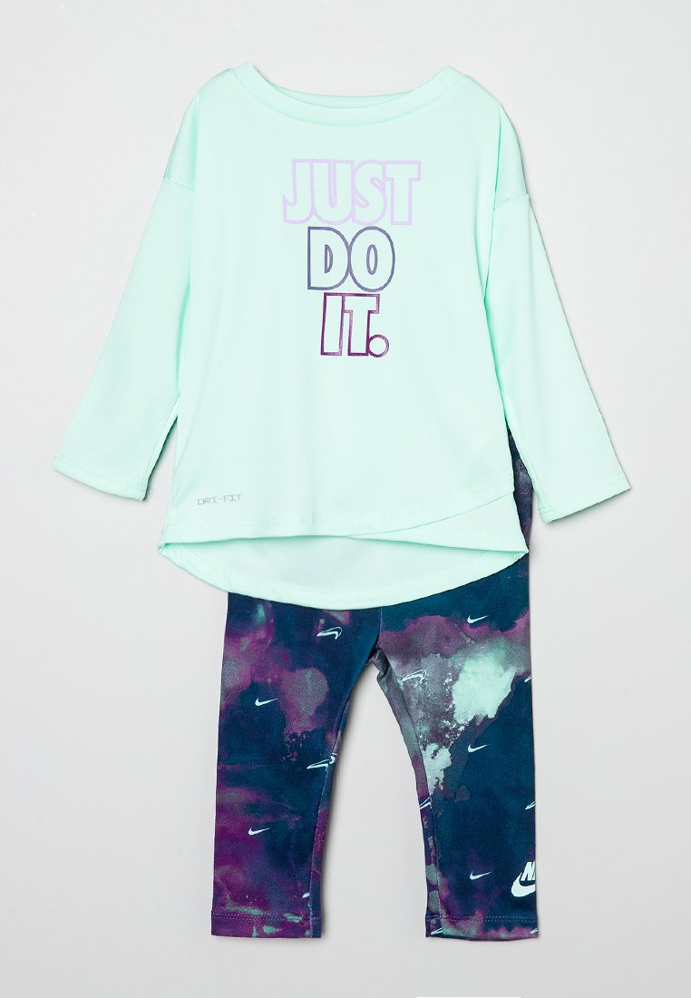 Nike Sportswear Sport T-shirt paars Nike Sportswear Sport T-shirt paars