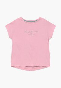 Růžové tričko s krátkým rukávem vyrobené z bavlny, se zaobleným výstřihem a stříbrným kamenem "Pepe Jeans London" na přední straně.