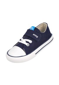 Zapatilla de niño en azul marino con puntera blanca, cordones blancos, tira de Velcro y suela de goma antideslizante, aislada sobre un fondo blanco.
