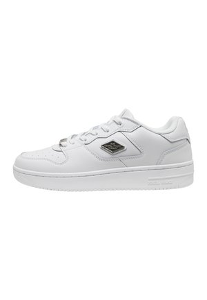 Pantof sport alb de tip low-top, cu design cu șireturi, vârf perforat, guler căptușit și placă metalică cu logo-ul brandului pe lateral.