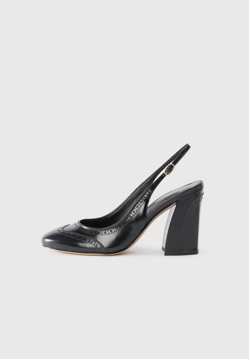 Svarta läderslingback pump med rund tå, broguedetalj och glansig yta. Har en kraftig blockklack och en sidoankare.