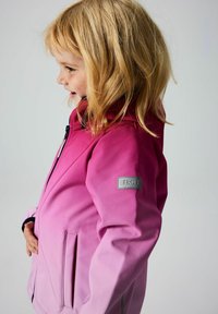 Kinderkapuzenjacke in ombré Schattierungen von Pink. Weiche Textur, Reißverschluss, zwei Seitentaschen und ein graffes "TECH"-Label am Ärmel.