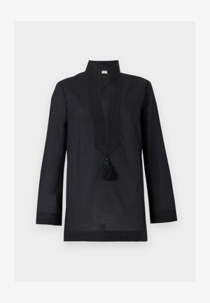 Tunică neagră cu mâneci lungi, guler mandarină, detaliu vertical cusut pe piept și ciucure atârnat de decolteu.