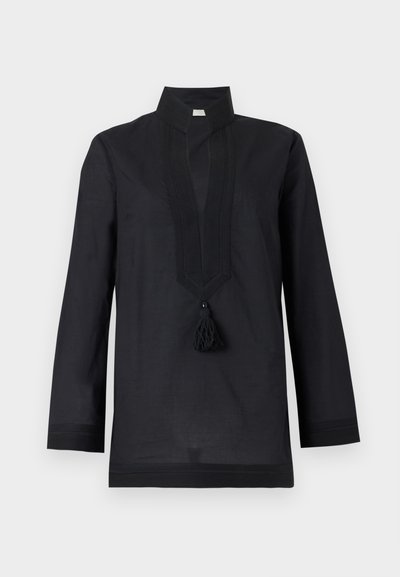 Μαύρη μακρυμάνικη τουνίκ με γιακά μανταρίνι, κάθετη ραφή στο στήθος και φουντίτσα που κρέμεται από το ντεκολτέ.