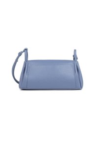 Sac à main en cuir bleu avec une surface texturée, de forme rectangulaire, une courte sangle ajustable et des accents de couture subtils sur les côtés.