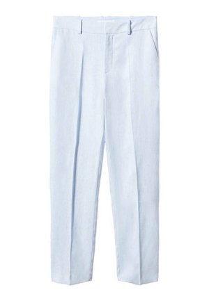 Lichtblauwe op maat gemaakte broek met riemlussen, zijzakken en voorplooien, afgebeeld tegen een witte achtergrond.