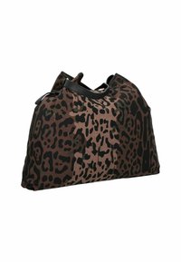 Bolso de tela marrón con un diseño de estampado de leopardo, que cuenta con acentos negros y dos asas resistentes. Textura suave con una forma espaciosa.