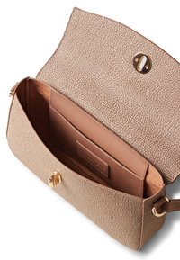 Borsa a mano in pelle beige con texture e chiusura in hardware dorato. L'interno presenta una fodera liscia color pelle e una tasca a scomparsa per l'organizzazione.